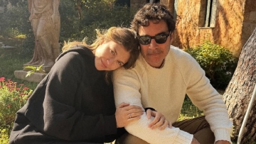 Η φωτογραφία με την Κλέλια Ανδριολάτου και τον Χριστόφορο Παπακαλιάτη στα γυρίσματα της νέας σεζόν του «Maestro»
