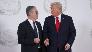 O Τραμπ απειλεί τη Βρετανία με δασμούς για τον φόρο στις Big Tech 