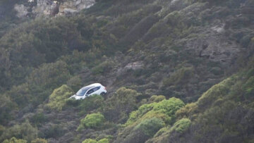 Νέες λεπτομέρειες για το θρίλερ στη Ρόδο: Πώς ο εν διαστάσει σύζυγος προσπάθησε να ρίξει στον γκρεμό μητέρα και παιδί, δόθηκε μάχη στο τιμόνι