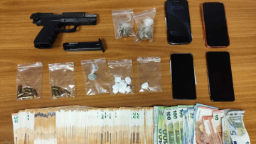 Σύλληψη δύο ατόμων για ναρκωτικά και όπλο στο Περιστέρι
