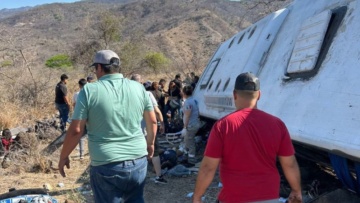 Τουλάχιστον 11 νεκροί και 30 τραυματίες σε ανατροπή τουριστικού λεωφορείου στο Μεξικό, δείτε βίντεο