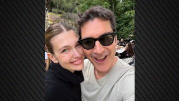 Η Κλέλια Ανδριολάτου αγκαλιά με τον Χριστόφορο Παπακαλιάτη στα γυρίσματα του Maestro