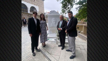 Το Κυριάκι τίμησε τον Θανάση Τσούρα: Συγκίνηση στην ιδιαίτερη πατρίδα του, έστησαν μνημείο, έδωσαν το όνομά του σε δρόμο