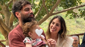 Η Παυλίνα Βουλγαράκη δημοσίευσε φωτογραφίες από τη βάφτιση της κόρης της στην Κρήτη
