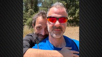 Ο Αύγουστος Κορτώ ποζάρει στο Instagram αγκαλιά με τον σύζυγό του