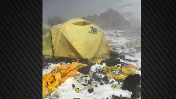 Το Camp IV στο Έβερεστ είναι πλέον μια τεράστια χωματερή, δείτε βίντεο - Σκηνές, φιάλες οξυγόνου και περιττώματα μια «ανάσα» από την κορυφή του κόσμου 