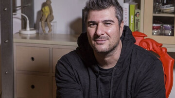Η ταβέρνα «Τα δύο αδέλφια» και το... καινούργιο μαγαζί: Ο Νίκος Μωραΐτης «σφάζει με το βαμβάκι» Πολάκη, Φάμελλο, Νέα Αριστερά και Κασσελάκη
