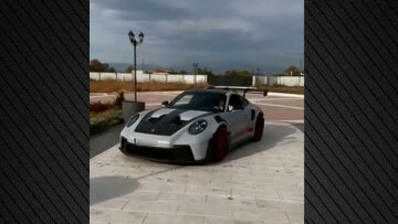 Τα supercars των Βιλανάκηδων στο μικροσκόπιο των Αρχών: Δείτε βίντεο με την Porsche GT3 RS των 350.000 ευρώ μέσα στον οικισμό της οικογένειας