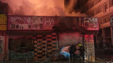 Φωτιά κατέστρεψε ολοσχερώς κατάστημα κινητής τηλεφωνίας στο κέντρο της Αθήνας, δείτε βίντεο 