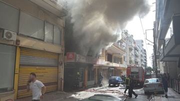 Σβήστηκε η φωτιά σε συνεργείο αυτοκινήτων στη Θεσσαλονίκη, ένας ελαφρά τραυματίας 