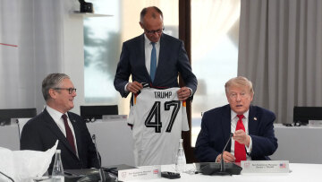 Σε εξέλιξη η κρίσιμη Σύνοδος των G7 στο Εβιάν: Το δώρο του Μερτς στον Τραμπ, οι θερμές χειραψίες και ο απώτερος στόχος του Ζελένσκι
