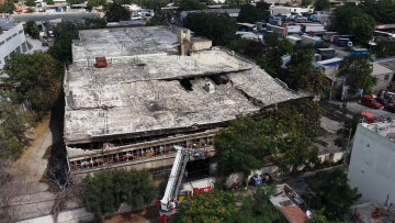 Κατέρρευσε η οροφή του εργοστασίου στο Αιγάλεω, συνεχίζεται η κατάσβεση για δεύτερο 24ωρο, δείτε βίντεο 
