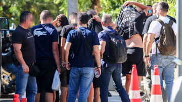 Με μια μαχαιριά κάτω από την καρδιά δολοφονήθηκε ο 15χρονος στην συμπλοκή στην Καλλιθέα, δεν βρέθηκαν σημάδια πάλης σύμφωνα με τον ιατροδικαστή