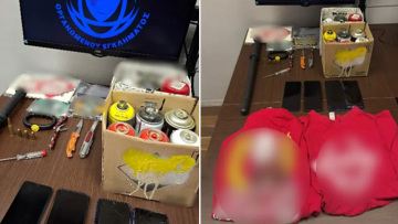 Μαχαίρια, μεταλλική ράβδο, σιδερογροθιά και οπαδικά ρούχα εντόπισε η ΕΛ.ΑΣ σε σπίτια κατηγορουμένων για τη δολοφονία του 15χρονου στην Καλλιθέα