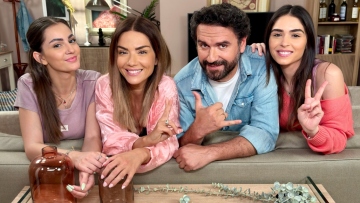 Το Σόι σου: Η Βάσω Λασκαράκη, ο Μελέτης Ηλίας και οι τηλεοπτικές τους κόρες ποζάρουν στα παρασκήνια πριν το φινάλε της σεζόν
