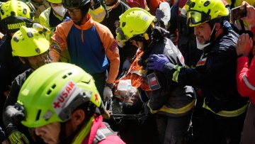 «Άντεξε σαν ήρωας»: Συγκλονιστική διάσωση επιζώντα οκτώ ημέρες μετά τους σεισμούς στη Βενεζουέλα, δείτε βίντεο
