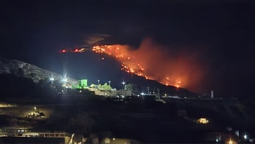 Υπό μερικό έλεγχο η πυρκαγιά σε χωματερή στα Γιανναχώραφα Καλύμνου, δείτε φωτογραφίες 