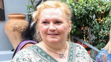 Η Καίτη Φίνου θυμήθηκε την εμφάνισή της με κομπινεζόν στη σκηνή: Έτρεμα από φόβο, περίμενα να γελάσουν