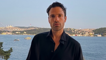 Ο Κωνσταντίνος Αργυρός φωτογραφίζεται με φόντο τον Βόσπορο μετά τις εμφανίσεις του στην Κωνσταντινούπολη