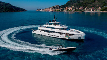 DOM133: Το superyacht παλάτι με ελληνική υπογραφή που κατέκτησε τον κόσμο - Έχει διώροφο beach club και πισίνα, δείτε φωτογραφίες