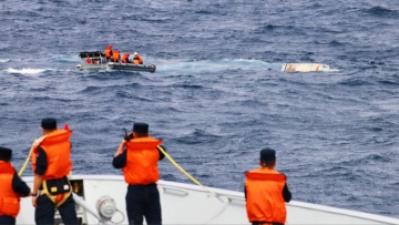 Θρίλερ στη Νότια Σινική Θάλασσα: 17 αγνοούμενοι μετά το ναυάγιο βιετναμέζικου φορτηγού πλοίου 