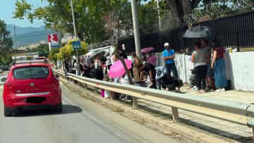 Ξενύχτι και ουρές έξω από το δικαστικό μέγαρο Κοζάνης για να εκδώσουν διαβατήρια με τις παλαιού τύπου ταυτότητες, δείτε βίντεο