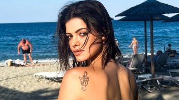 Τζένη Καζάκου: Οι πόζες της στην παραλία, τα στιγμιότυπα που δημοσίευσε