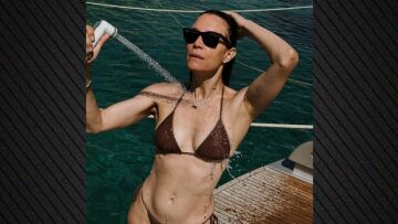 Βίκυ Καγιά: Οι πόζες με μπικίνι και οι βουτιές στη θάλασσα