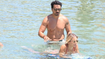 Οι οικογενειακές διακοπές του Λούις Φόνσι στη Μύκονο: Τα παιχνίδια στη θάλασσα και οι βουτιές με τη σύζυγό του, δείτε φωτογραφίες