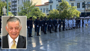 Live το τελευταίο αντίο στον Γιάννη Βαρβιτσιώτη στη Μητρόπολη Αθηνών, στις 12:00 η εξόδιος ακολουθία