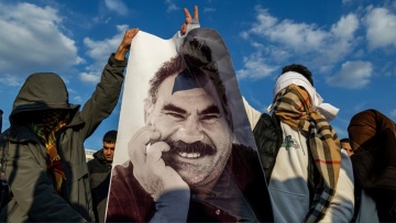 Το PKK καταγγέλλει «σοβαρά λάθη» στο νομοσχέδιο για τους μαχητές του και ζητά την αποφυλάκιση Οτσαλάν  