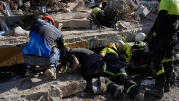 «Κάθε φορά που βρίσκουν κάποιον ζωντανό, ξαναγεννιέται η ελπίδα»: 254 οι νεκροί από τον σεισμό στην Κολομβία, δείτε βίντεο