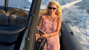 Η βόλτα της Ελένης Μενεγάκη με σκάφος: Ήλιος, θάλασσα και σιωπή, έγραψε