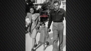 Η Βίκυ Μοσχολιού με τους γονείς της στα μέσα της δεκαετίας του 1940, δείτε το οικογενειακό στιγμιότυπο