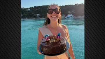 Η Κλαυδία έγινε 24 και γιόρτασε τα γενέθλιά της πάνω σε σκάφος με την παρέα της