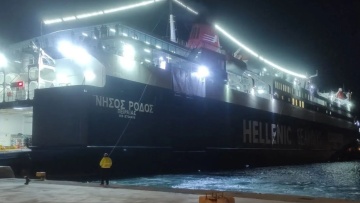 Αποκαταστάθηκε η βλάβη στον καταπέλτη και απέπλευσε το «Νήσος Ρόδος» από τον Πειραιά 