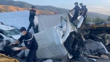 Δέκα νεκροί και δέκα τραυματίες σε καραμπόλα με 11 οχήματα στην Αλγερία, δέιτε βίντεο