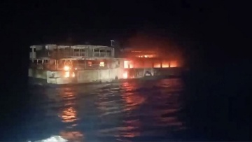 Πέντε νεκροί και 87 αγνοούμενοι από φωτιά σε επιβατικό πλοίο στις Φιλιππίνες, δείτε βίντεο 