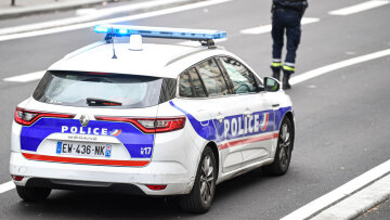 «Υπερασπίστηκα τη μαμά μου»: 7χρονος κατηγορείται ότι μαχαίρωσε και σκότωσε τη θεία του στο Παρίσι