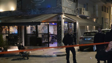 Προσωπικές διαφορές πίσω από τους πυροβολισμούς σε καφέ στον Άγ. Παντελεήμονα - Στο νοσοκομείο η 10χρονη κόρη του ιδιοκτήτη

