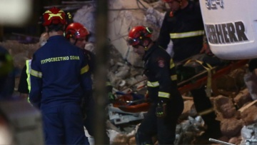Έκρηξη στην Πλάκα: Ανασύρθηκε νεκρή από τον πρώτο όροφο, συνεχίζονται οι έρευνες για τους άλλους 5 αγνοούμενους, δείτε βίντεο