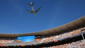 Εντυπωσιακό βίντεο: Το Air Force One πέταξε πάνω από γήπεδο πριν από μεγάλο ματς κολεγιακού φούτμπολ 