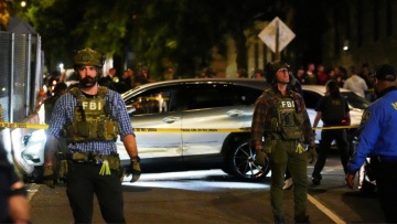 Επεισόδια έξω από νοσοκομείο στη Νέα Υόρκη μετά τον πυροβολισμό άνδρα από πράκτορα της ICE μπροστά σε 5χρονο, δείτε βίντεο
