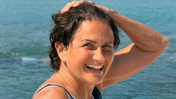 Άλκηστις Πρωτοψάλτη: Σιγά καλέ που έγινα 72, το παιχνίδι συνεχίζεται με αμείωτο ενδιαφέρον