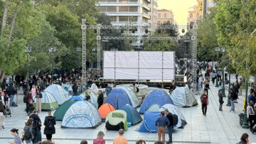 Φοιτητές στήνουν ξανά σκηνές στο Σύνταγμα, δείτε βίντεο και φωτογραφίες
