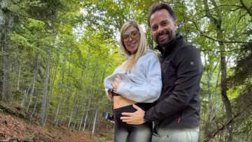 Ο Ηλίας Βρεττός πήγε για κάμπινγκ με την έξι μηνών έγκυο σύζυγό του στον Όλυμπο