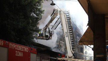 Πυρκαγιά σε κατάστημα στην οδό Μενάνδρου  - Πού έχει διακοπεί η κυκλοφορία 