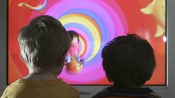 «Σύντροφος» του Ρουπακιά πετά πέτρες σε διαδηλωτές υπό την προστασία των ΜΑΤ 