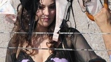 Όταν η Monica Bellucci άπλωσε τα εσώρουχά της!