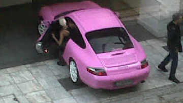 Η ροζ Πόρσε της Τζούλιας